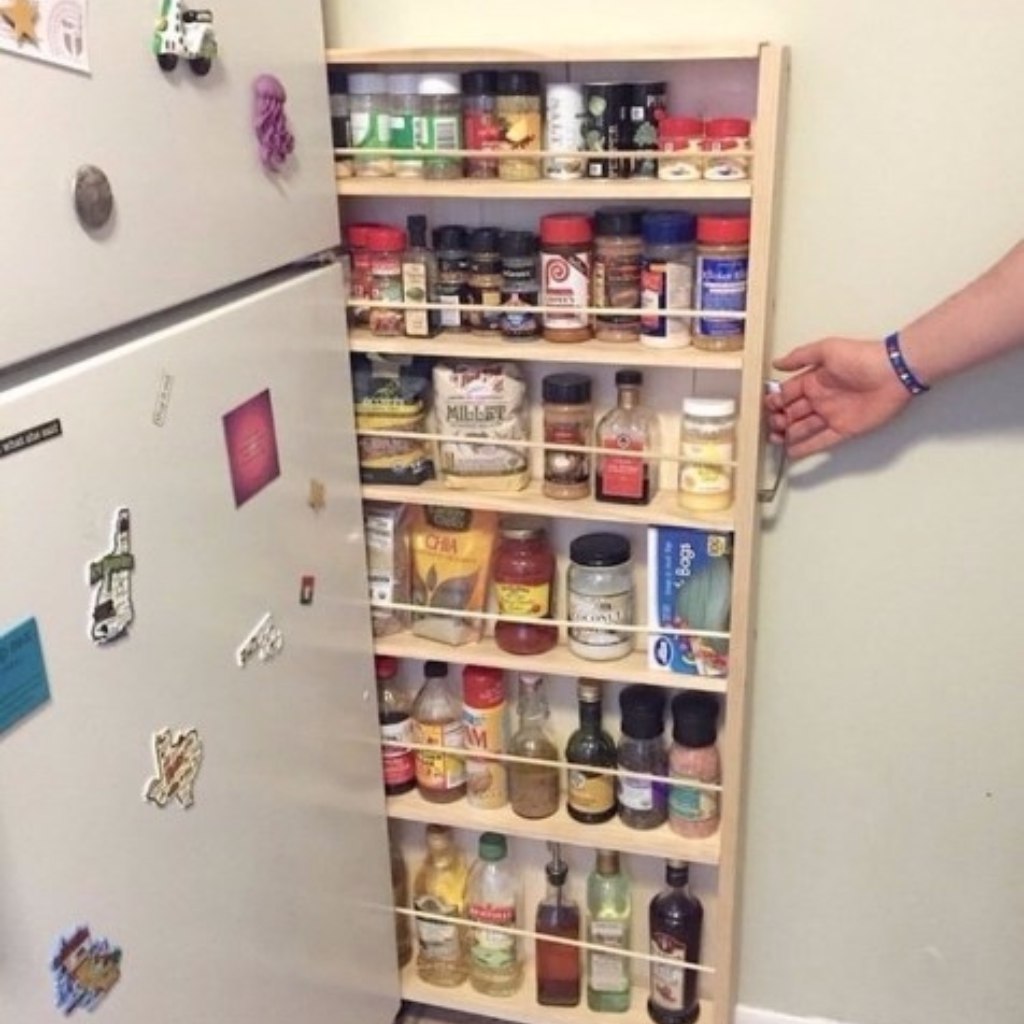 узкий шкаф между стеной и холодильником